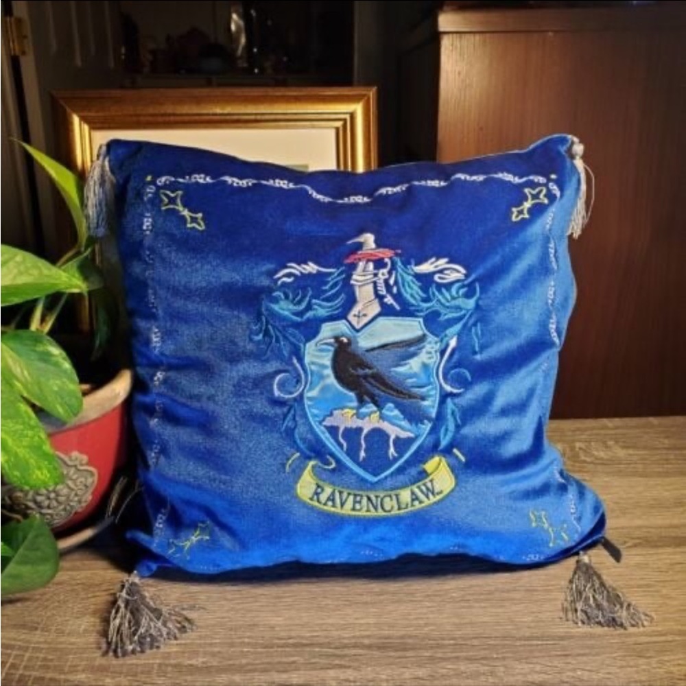 Harry Potter Noble Collection Ravenclaw velvet pillow